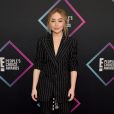 A cantora Sabrina Carpenter usou terninho de alfaiataria Tom Ford para o People's Choice Awards 2018