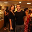 Camila Queiroz apostou em macacão preto com decote generoso e deixou lingerie à mostra