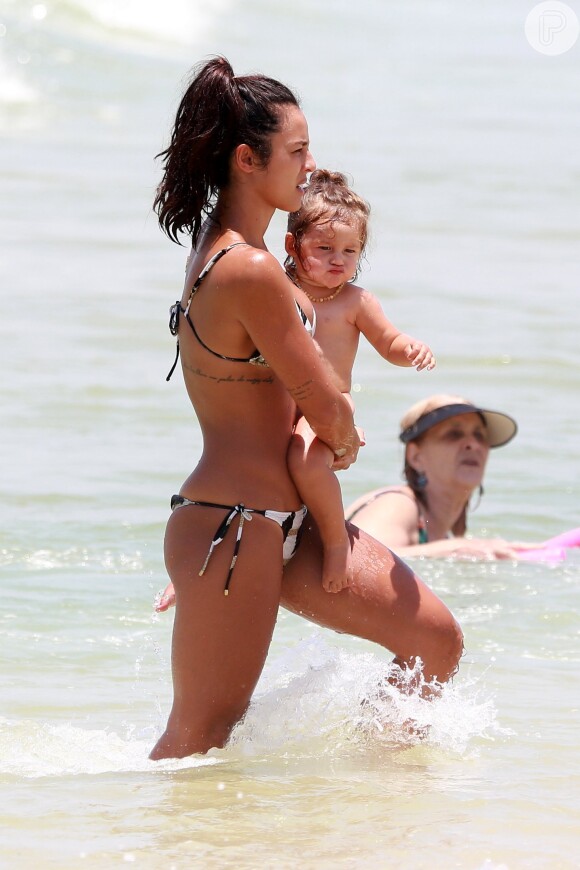Madalena sempre aparece na companhia da mãe, Yanna Lavigne, em programas na praia