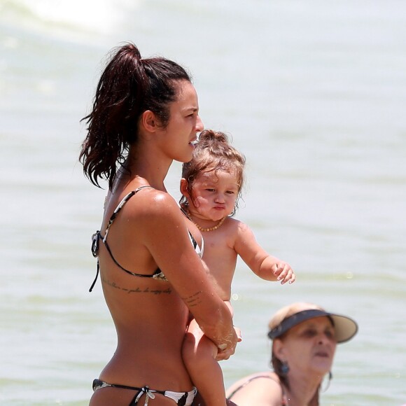 Madalena sempre aparece na companhia da mãe, Yanna Lavigne, em programas na praia