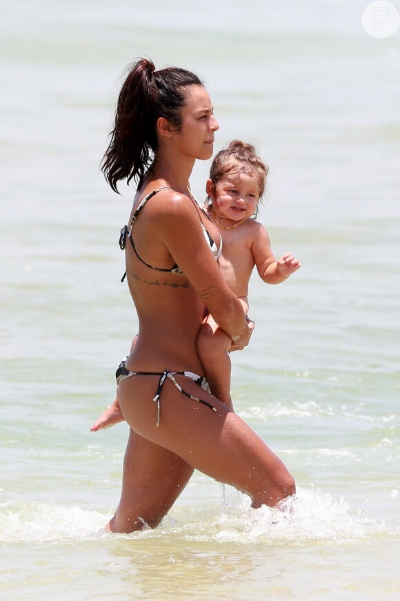 Destemida, Madalena se divertiu ao entrar na água com a mãe, Yanna Lavigne