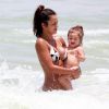 Yanna Lavigne usa biquíni geométrico em dia de praia com a filha, Madalena