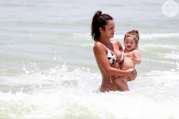 Yanna Lavigne usa biquíni geométrico em dia de praia com a filha, Madalena