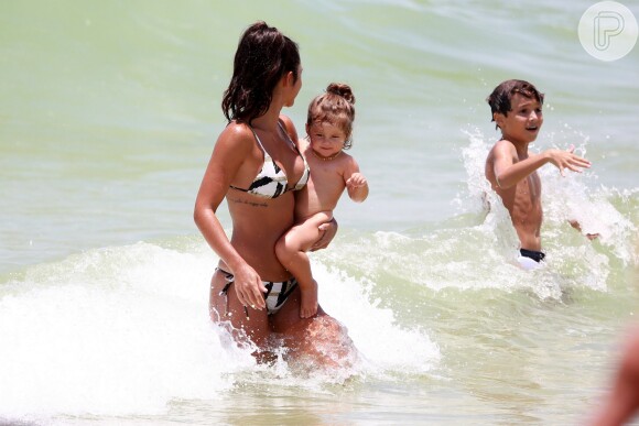 Yanna Lavigne curte praia da Barra da Tijuca com a filha, Madalena