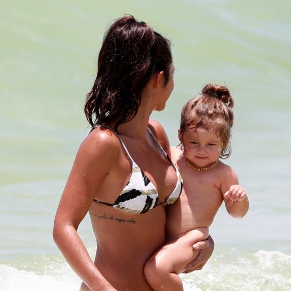 Yanna Lavigne curte praia da Barra da Tijuca com a filha, Madalena