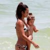 Parceiras dentro d'água! Yanna Lavigne curte praia com a filha, Madalena, nesta quarta-feira, dia 16 de janeiro de 2019