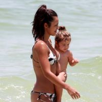 Parceiras dentro d'água! Yanna Lavigne curte praia com a filha, Madalena. Fotos!