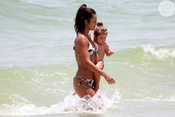 Parceiras dentro d'água! Yanna Lavigne curte praia com a filha, Madalena, nesta quarta-feira, dia 16 de janeiro de 2019