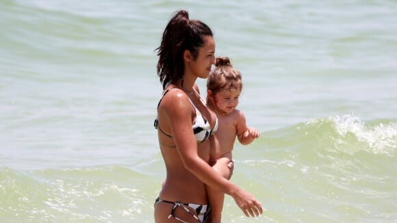 Parceiras dentro d'água! Yanna Lavigne curte praia com a filha, Madalena. Fotos!
