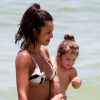 Expressiva, Madalena pareceu se divertir no dia de praia com a mãe, Yanna Lavigne