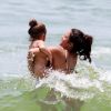 Yanna Lavigne e a filha, Madalena, esbanjaram fofura nos cliques na praia da Barra da Tijuca