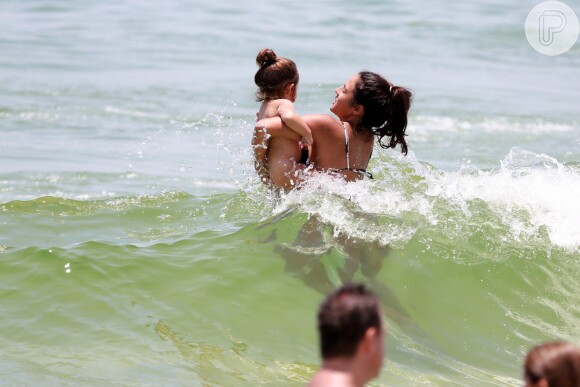 Yanna Lavigne e a filha, Madalena, esbanjaram fofura nos cliques na praia da Barra da Tijuca