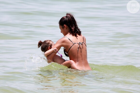 Yanna Lavigne brincou com a filha, Madalena, na água do mar