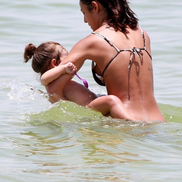 Yanna Lavigne brincou com a filha, Madalena, na água do mar