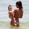Yanna Lavigne curte dia de folga em novela na praia com a filha, Madalena