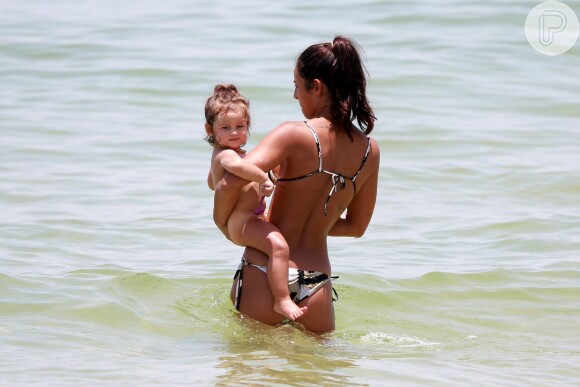 Yanna Lavigne curte dia de folga em novela na praia com a filha, Madalena