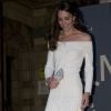 A Duquesa de Cambridge Kate Middleton usa vestido Barbara Casasola e sandálias Schutz.