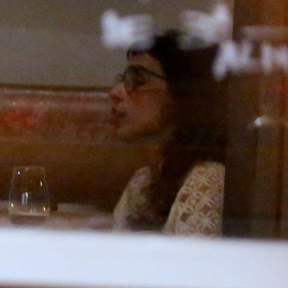 Maria Ribeiro é flagrada aos beijos em restaurante no Leblon, zona sul do Rio de Janeiro, na noite desta sexta-feira, 18 de janeiro de 2019