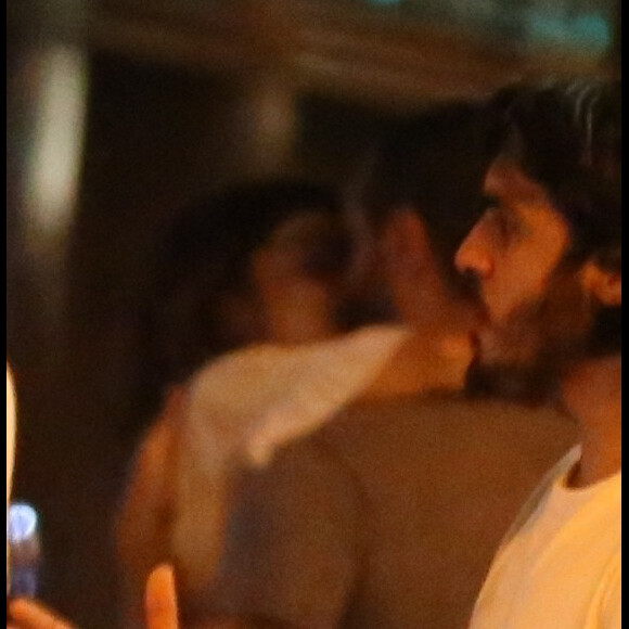 Maria Ribeiro é flagrada aos beijos em restaurante no Leblon, zona sul do Rio de Janeiro, na noite desta sexta-feira, 18 de janeiro de 2019