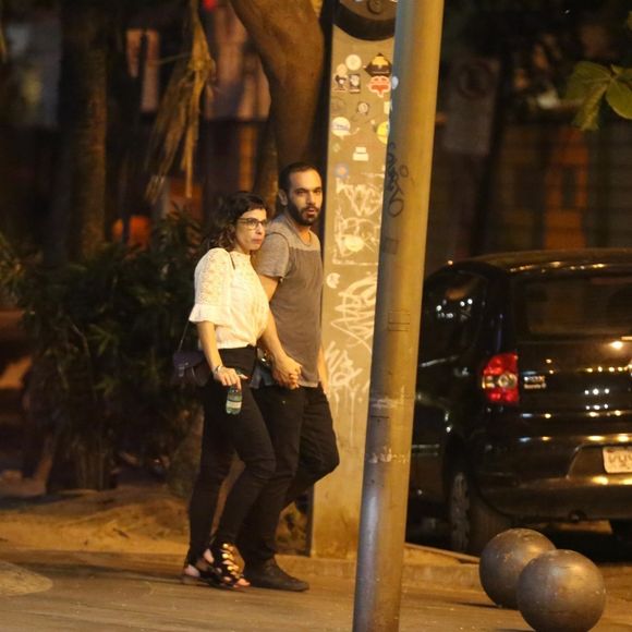 Maria Ribeiro é flagrada aos beijos em restaurante no Leblon, zona sul do Rio de Janeiro, na noite desta sexta-feira, 18 de janeiro de 2019
