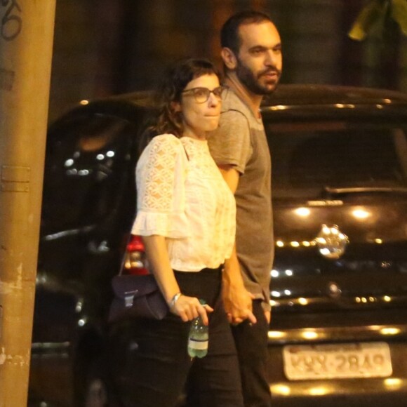 Maria Ribeiro é flagrada aos beijos em restaurante no Leblon, zona sul do Rio de Janeiro, na noite desta sexta-feira, 18 de janeiro de 2019