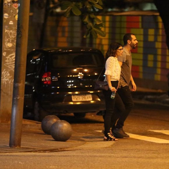 Maria Ribeiro é flagrada aos beijos em restaurante no Leblon, zona sul do Rio de Janeiro, na noite desta sexta-feira, 18 de janeiro de 2019