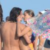 Sasha Meneghel e Bruno Montaleone posam em clima de romance na praia