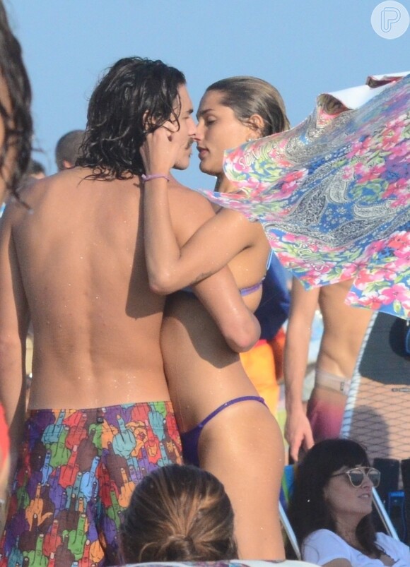 Sasha Meneghel e Bruno Montaleone posam em clima de romance na praia