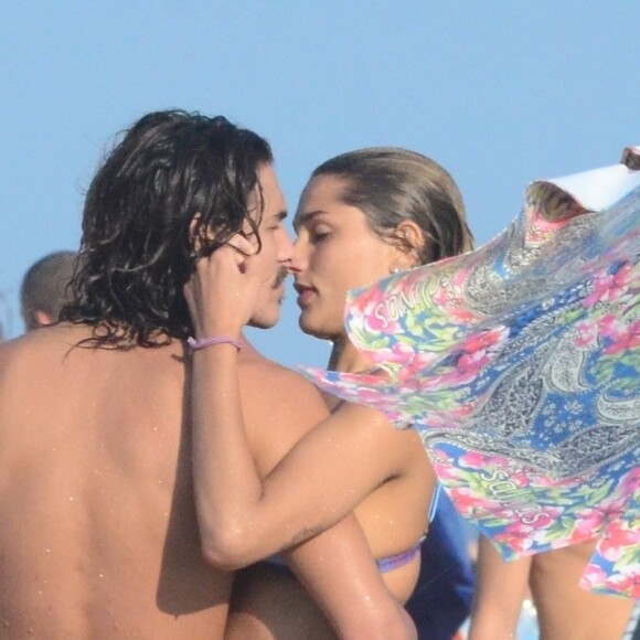 Sasha Meneghel e Bruno Montaleone posam em clima de romance na praia