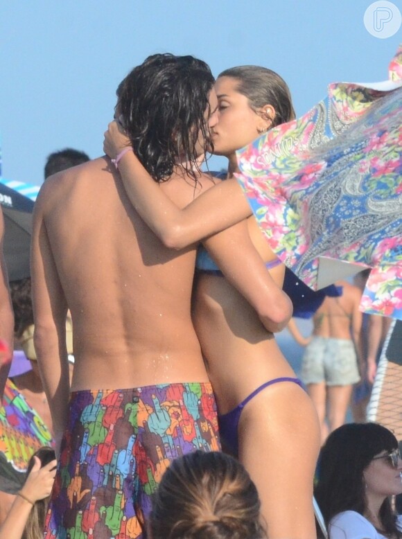 Sasha Meneghel e Bruno Montaleone se beijam