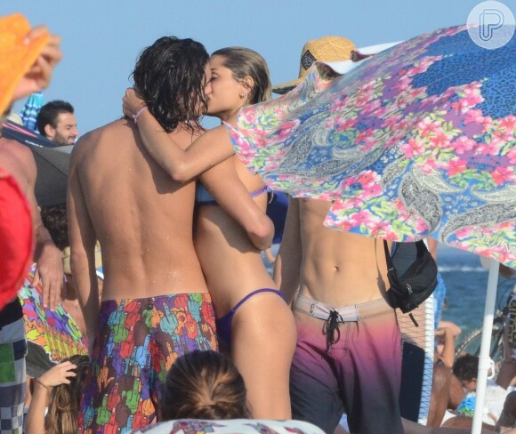 Sasha Meneghel e Bruno Montaleone são fotografados aos beijos na praia