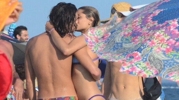 Ah, o amor! Sasha Meneghel e Bruno Montaleone namoram em praia do Rio. Fotos!