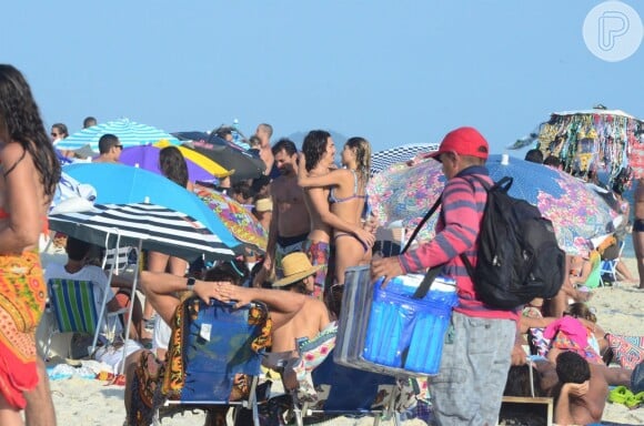 Sasha Meneghel e Bruno Montaleone são fotografados e mão boba do ator chama atenção