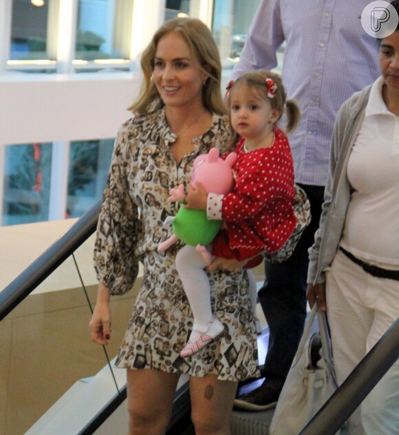 Angélica foi ao shopping acompanhado da filha, Eva, onde comprou um boneco da Peppa Pig