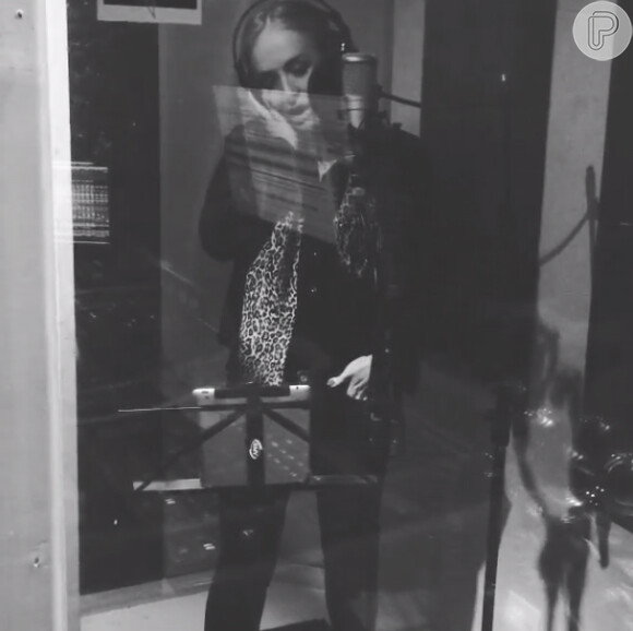 Angélica entrou em estúdio para gravar o seu hit 'Vou de Táxi'