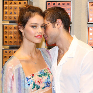 Chay Suede troca carinhos com Laura Neiva no lançamento de nova unidade da loja Nespresso