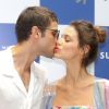 Chay Suede beija Laura Neiva em evento em São Paulo