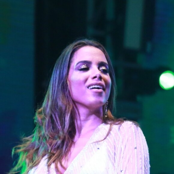 Anitta deu de presente uma bermuda com o seu rosto desenhado para Ronan Carvalho, seu namorado