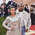 Kim Kardashian com look metalizado e o marido Kanye West