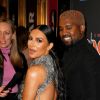 Kim Kardashian com look metalizado e Kanye West