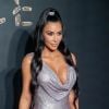 Kim Kardashian em mais um look com brilho metalizado