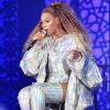 Metalizado holográfico no figurino de Beyoncé, composto por botas, body e casaco