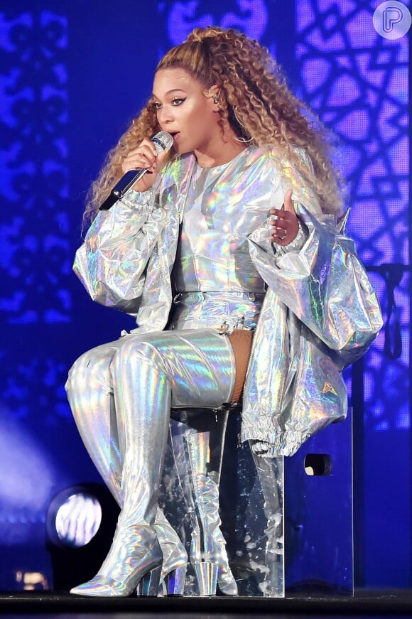 Metalizado holográfico no figurino de Beyoncé, composto por botas, body e casaco