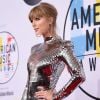 Taylor Swift usou um vestido curto metalizado da Balmain para o American Music Awards 2018