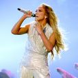  Jennifer Lopez usou um macacão prateado da Balmain durante  o American Music Awards 2018  
 
  
 