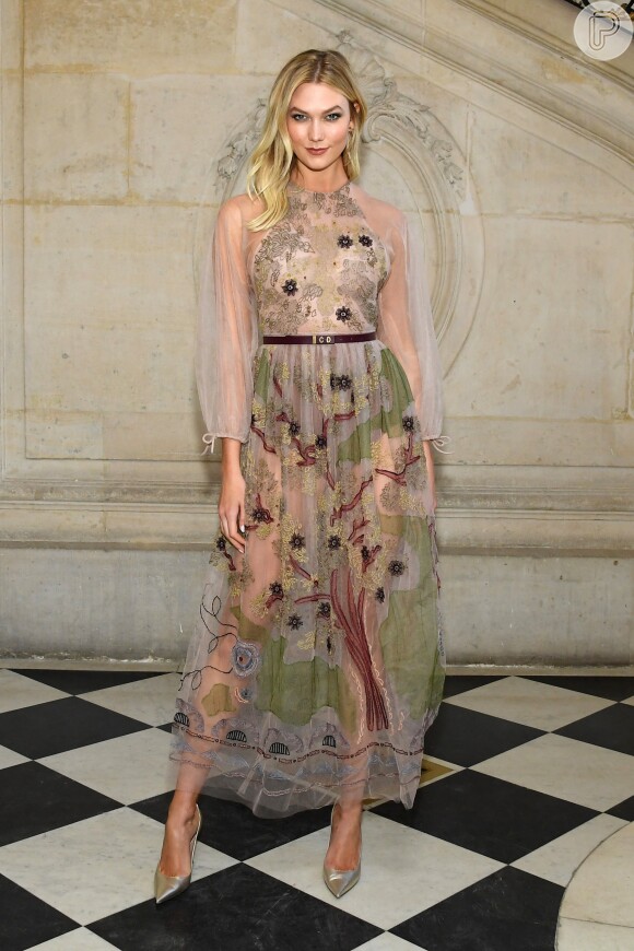 Karlie Kloss no desfile de Christian Dior Haute Couture Spring Summer 2019, na Paris Fashion Week