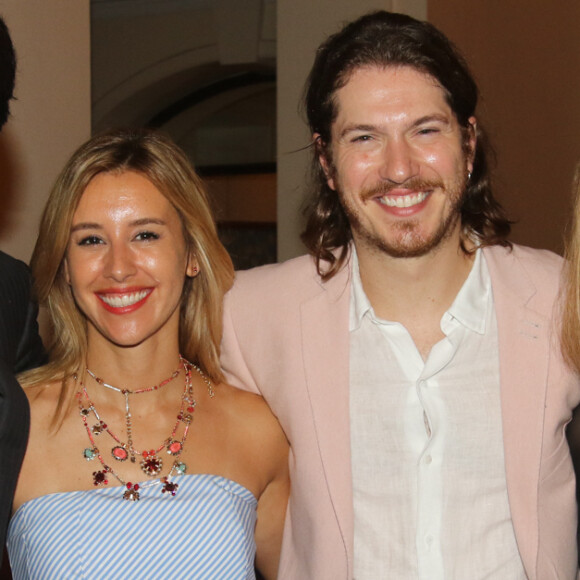 Caio Paduan investiu em um terno rosa, enquanto a namorada usou vestido azul, uma forma de se posicionar contra a polêmica frase 'Menino veste azul e menina veste rosa'