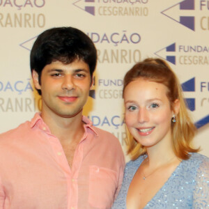 A atriz e cantora Malu Rodrigues também usou look azul, enquanto o marido, Thomaz Cividanis, elegeu roupa rosa para premiação