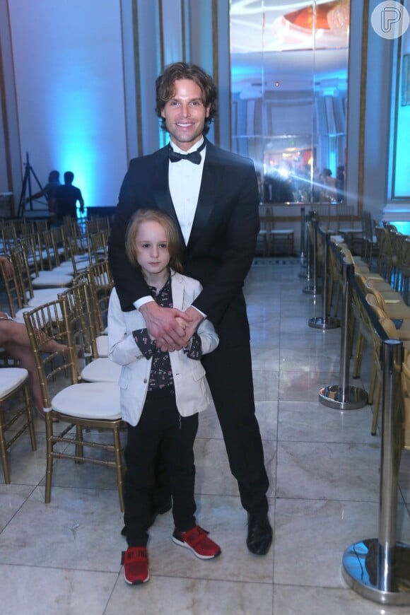 Jonatas Faro foi um dos apresentadores da premiação e foi acompanhado do filho, Guy, de sete anos