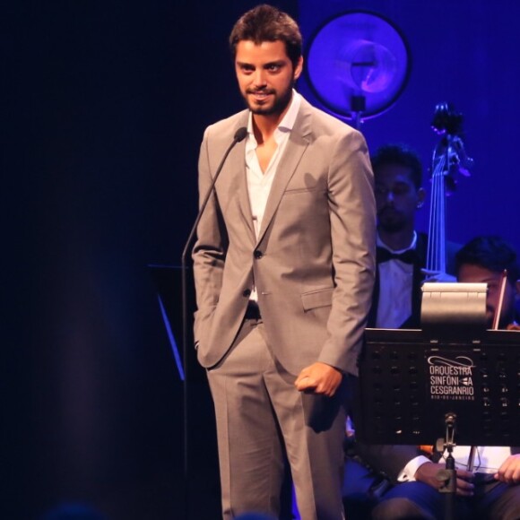 'Quando as pessoas emanam amor e estão positivas, é muito bem-vindo e é o que prezo na minha vida. A vida está aí para ser vivida', disse Rodrigo Simas